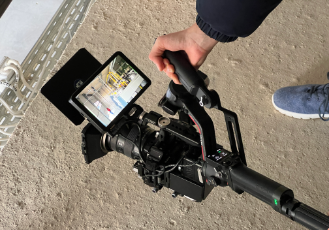 Kamera filmt ein Teil eines Fernheizwerks